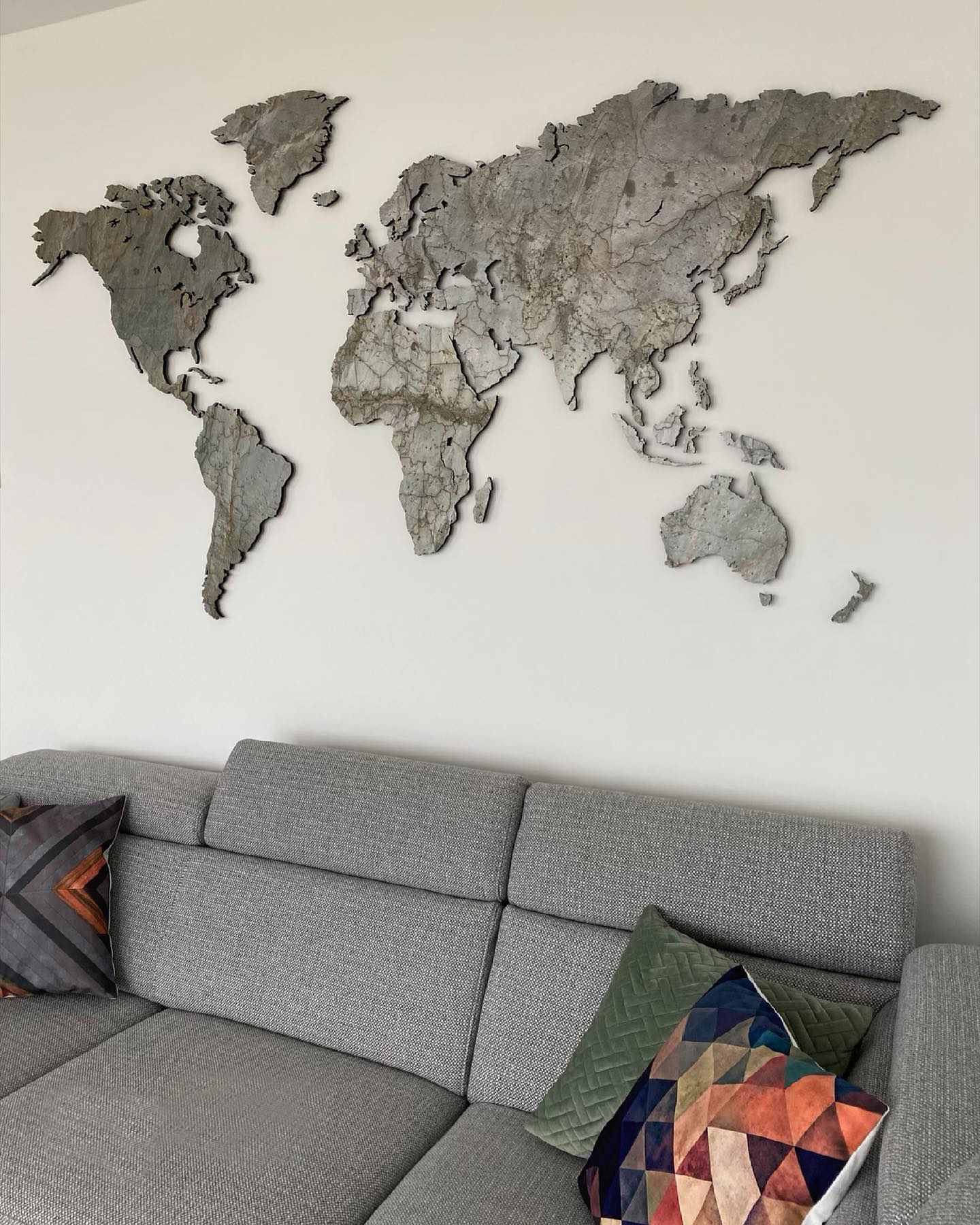 Карта из камня над диваном