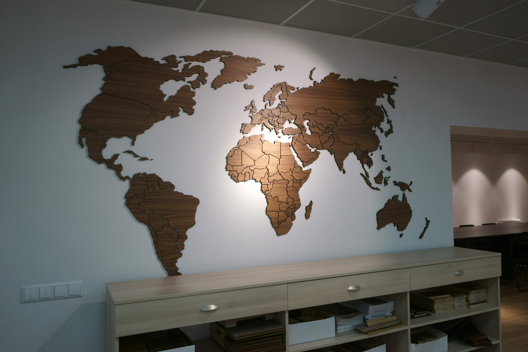 Деревянная карта мира на стену в офис, шоу-рум и на рецепцию