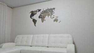 Карта из камня над диваном